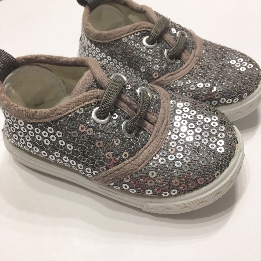 Tendertoes size 2 silver sparkly shoes